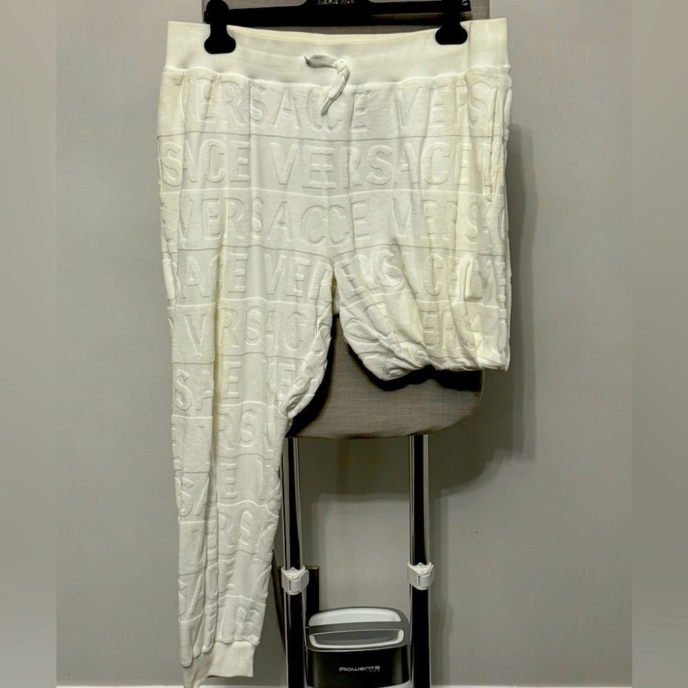 Versace Iconic White Sweatpants – Bold Luxury, Timeless Elegance